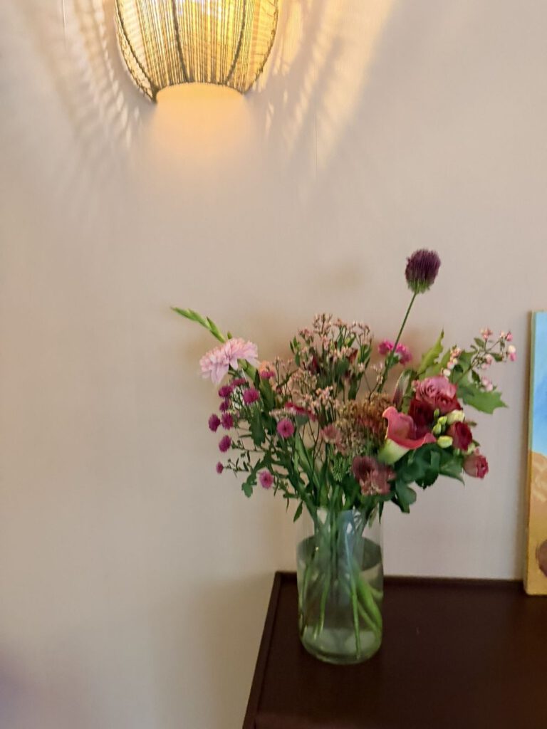 Bloemen op de kast in De Loods