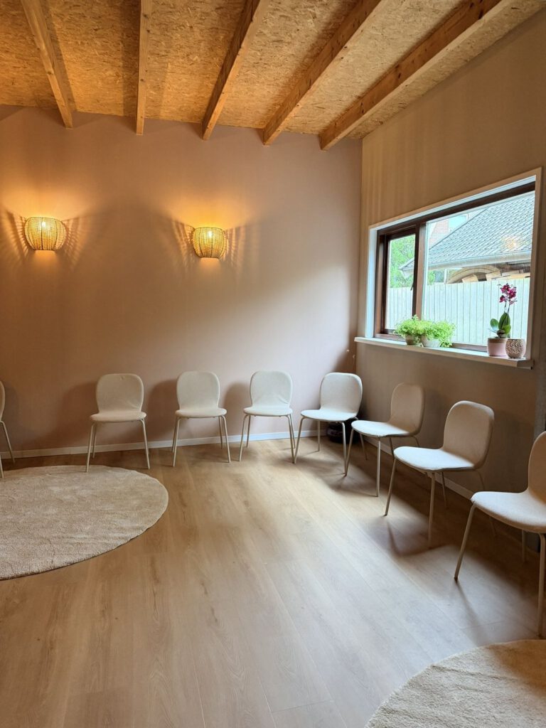 De kring met stoelen in De Loods